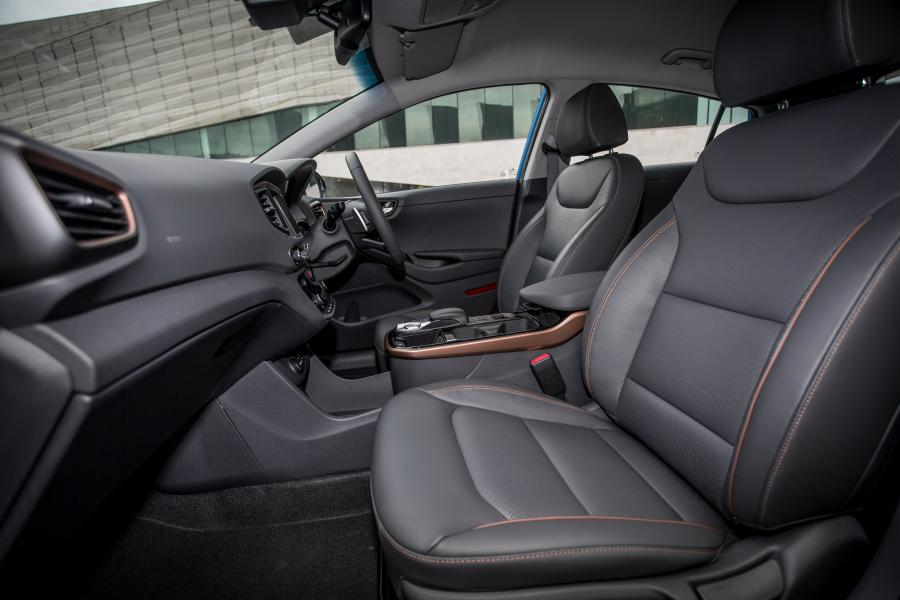 Интерьер Hyundai IONIQ electric 2016 года  (UK) (фото 27 из 29)